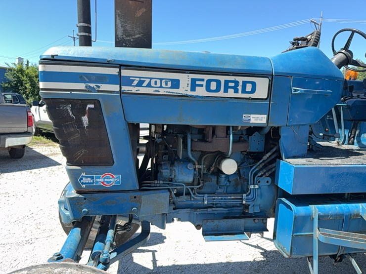 1980-ford-7700-image-23