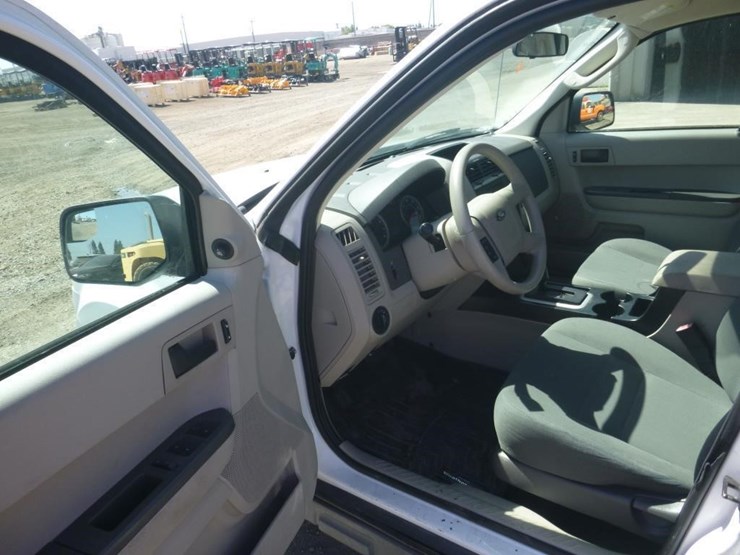 2010-ford-escape-image-6
