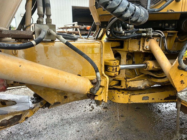 2008-caterpillar-725-image-45