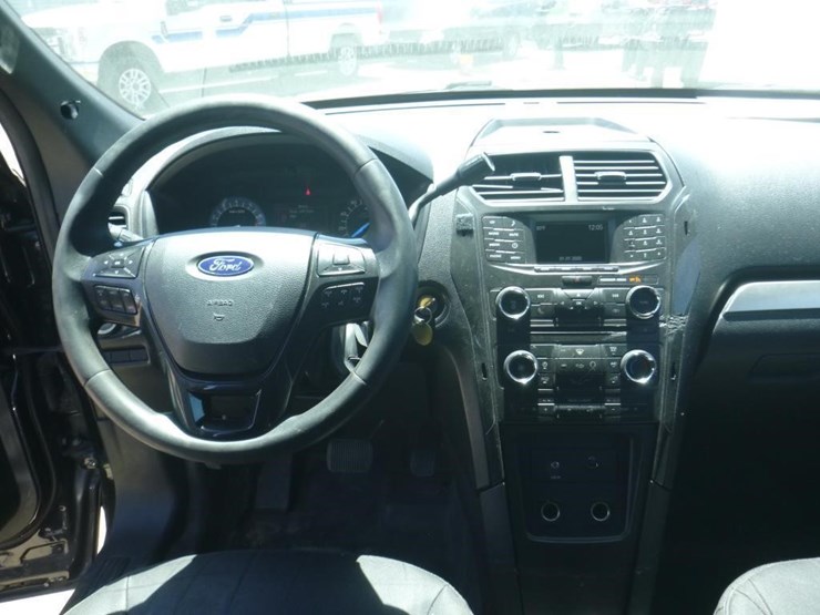 2017-ford-explorer-image-10
