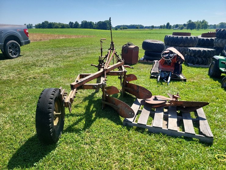 allis-chalmers-3-bottom-3pt-hitch-moldboard-plow-w/coulters-image-4