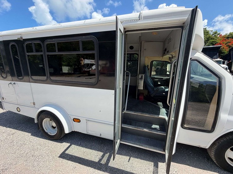2009-gmc-3500-image-26