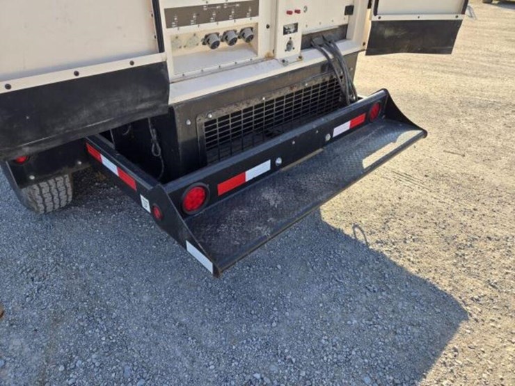 2019-caterpillar-xq230-image-25