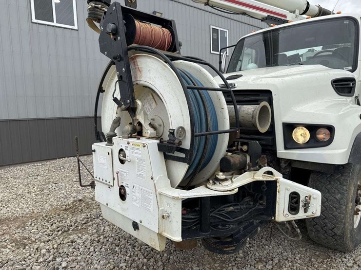 2013-freightliner-114sd-image-8