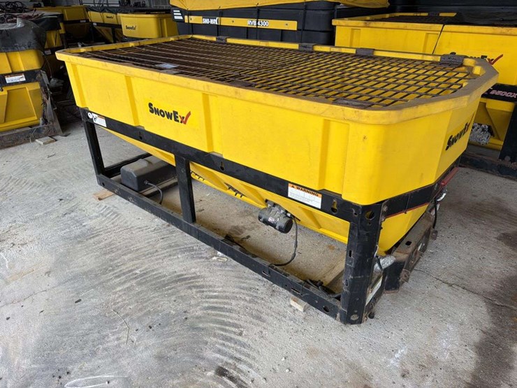 snowex-v-maxx9300-salt-spreader-image-2