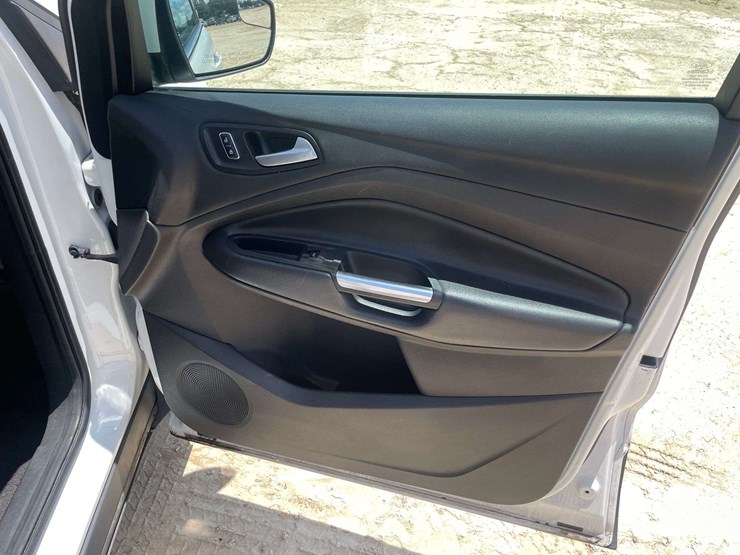 2015-ford-escape-se-image-17