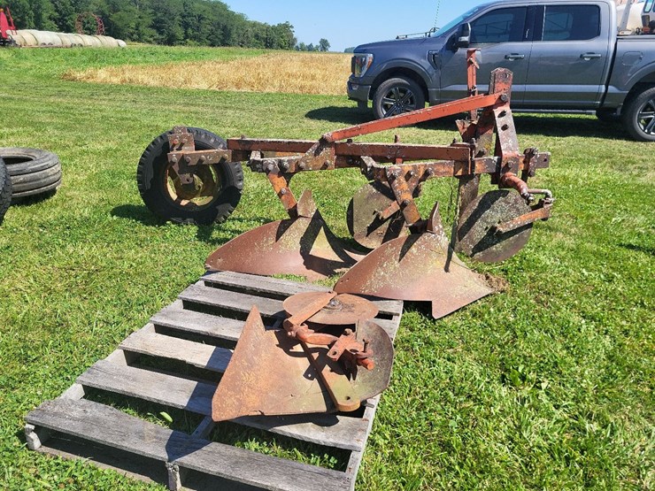 allis-chalmers-3-bottom-3pt-hitch-moldboard-plow-w/coulters-image-2