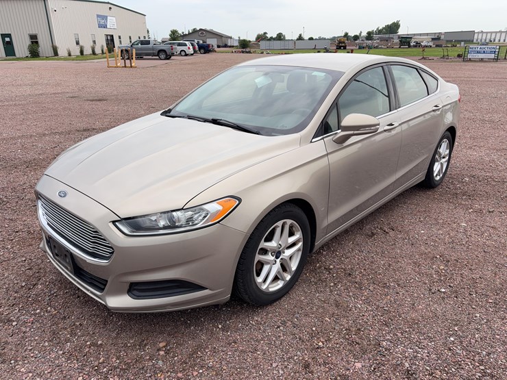 2015-ford-fusion-se-image-1