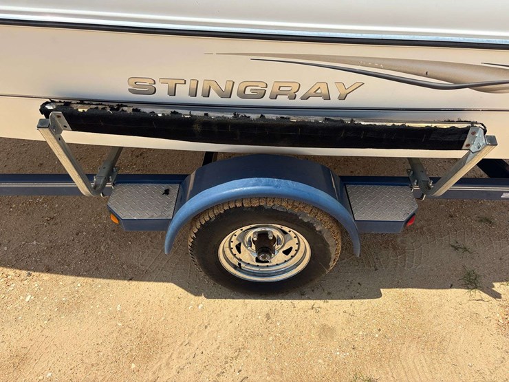 2004-stingray-200cs-cabin-boat-w/trailer-image-12