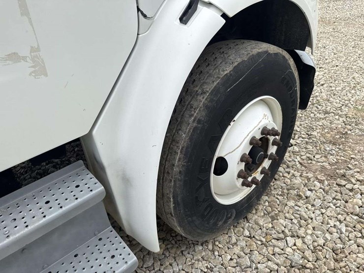 2010-freightliner-roll-off-truck-image-26