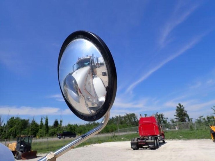 2013-peterbilt-367-image-43
