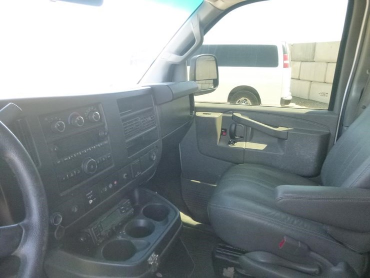 2016-chevrolet-express-3500-image-11