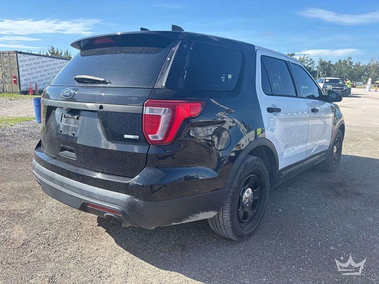 2016-ford-explorer-image-3