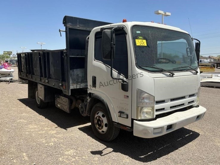 2014-isuzu-npr-image-4