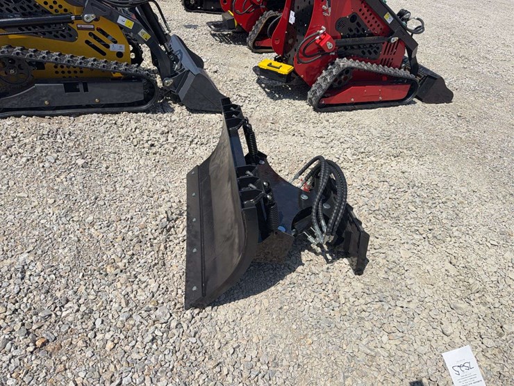39”-hydraulic-mini-skid-steer-snow-plow-image-2