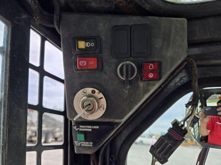 2012-bobcat-s70-image-26