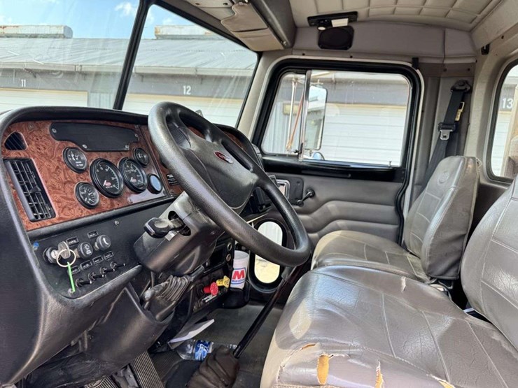 2004-peterbilt-357-image-28