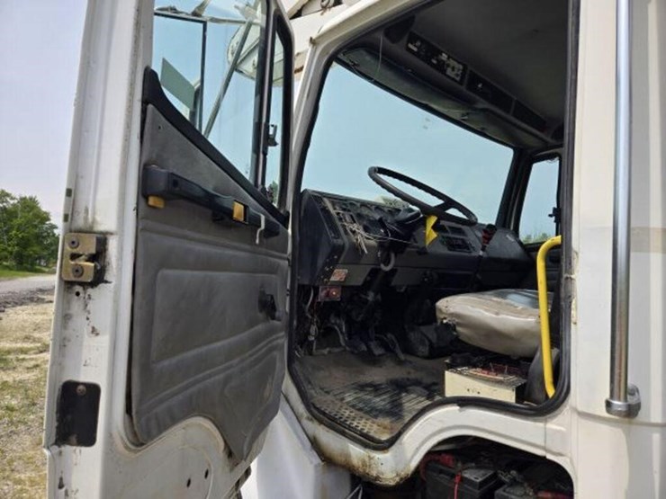 2000-freightliner-fl80-image-35