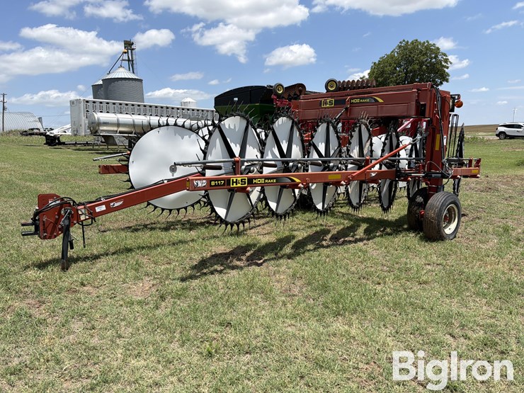 2020-h&s-hd8117-17-wheel-hay-rake-image-1