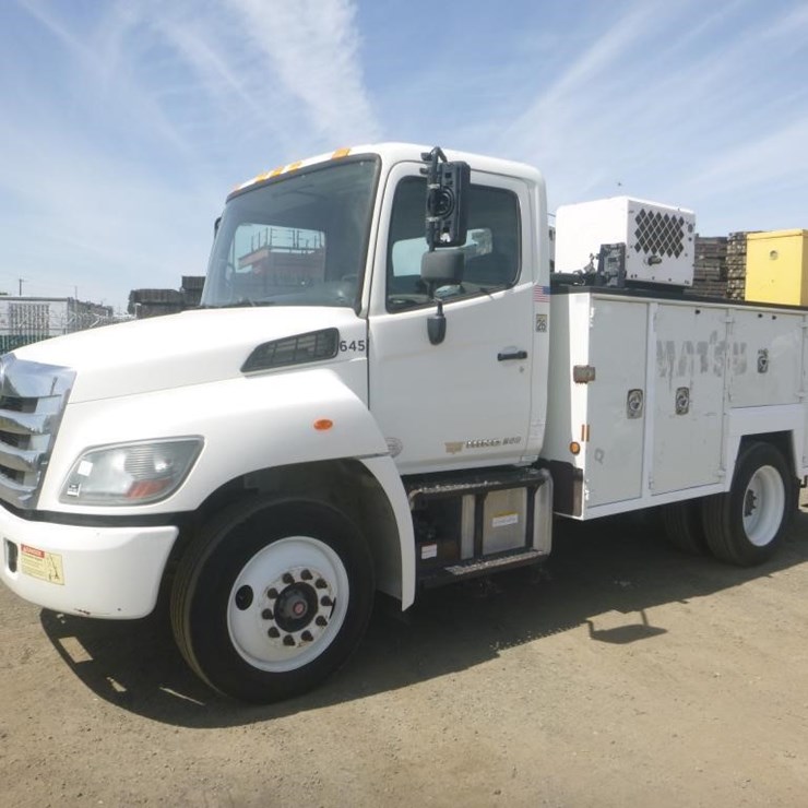 2015 HINO 268