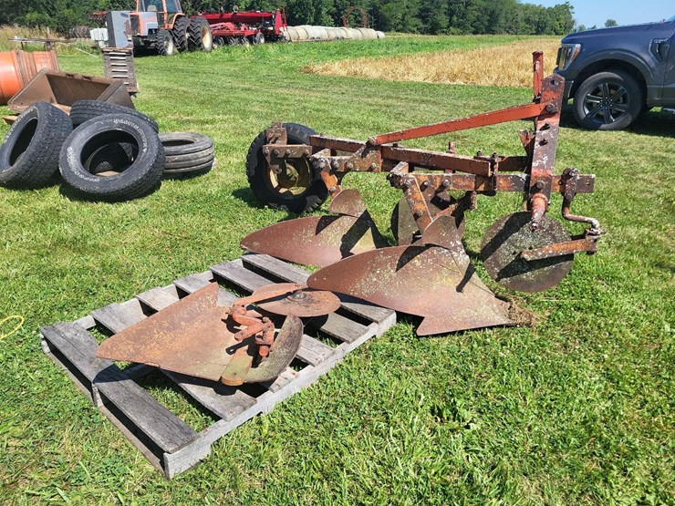 allis-chalmers-3-bottom-3pt-hitch-moldboard-plow-w/coulters-image-1