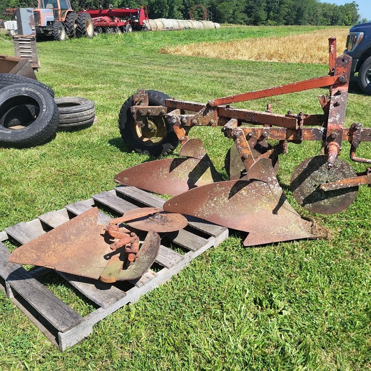 Allis Chalmers 3 Bottom 3pt Hitch Moldboard Plow w/Coulters
