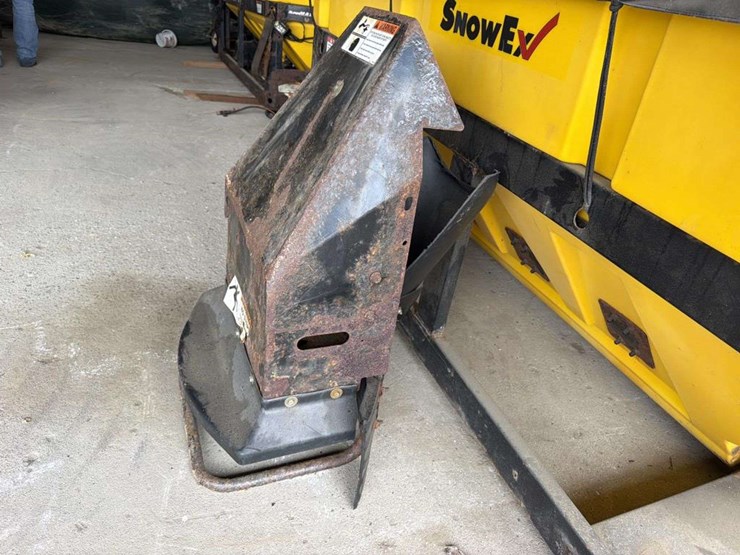snow-ex-sp-9300-8ft-salt-spreader-image-5