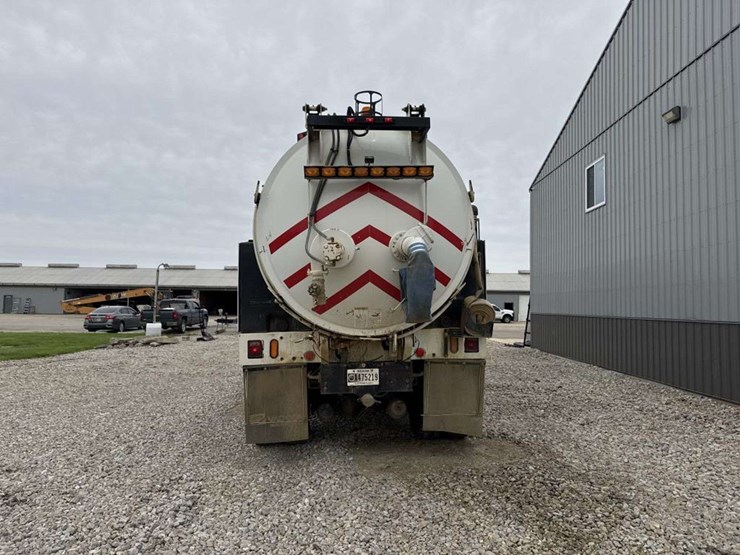 2013-freightliner-114sd-image-4