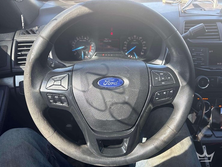 2016-ford-explorer-image-12