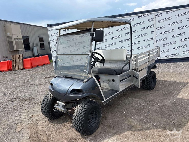 1997-club-car-carryall-vi-gas-utility-cart-image-1