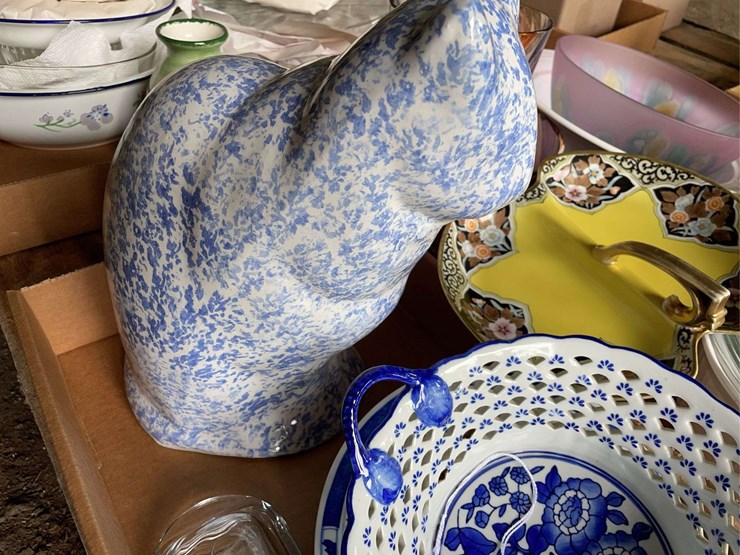 assorted-decorative-tableware-and-kitchenware-collection-image-5