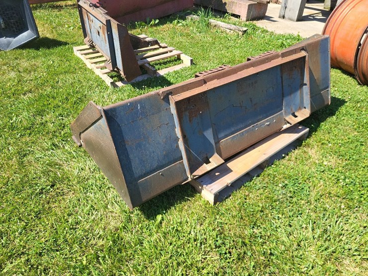 72"-bucket-w/skid-loader-mounting-image-5