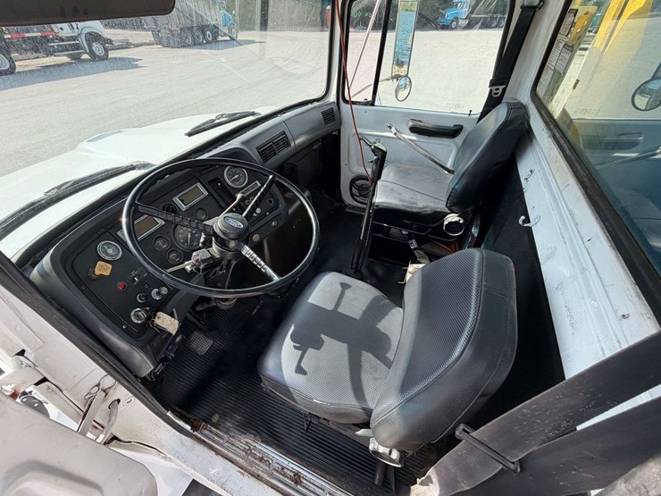 1990-ford-l8000-image-43