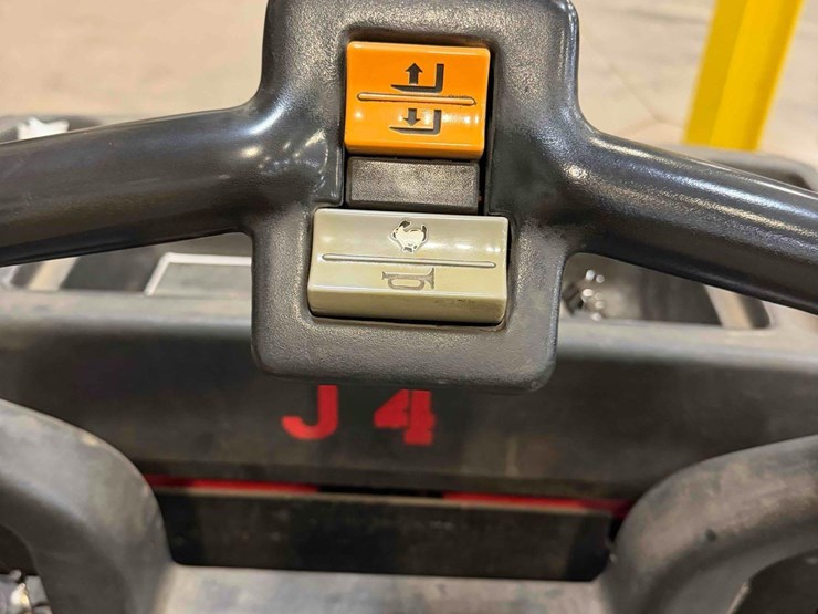 electric-pallet-jack-image-11