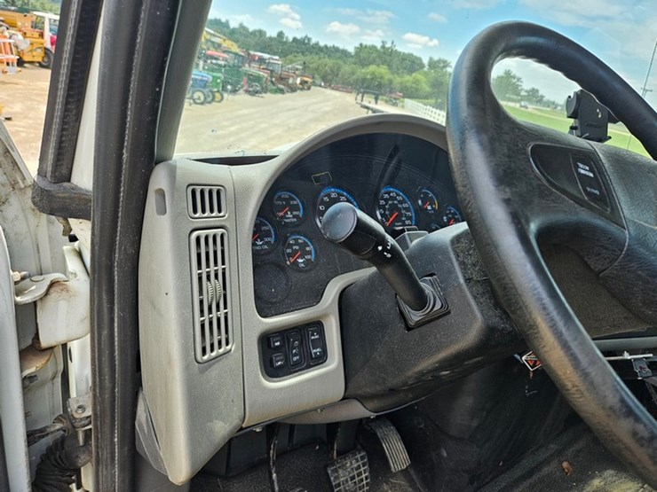 2011-case-ih-4400-image-31