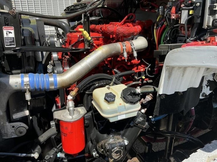 2013-freightliner-m2-106-image-22