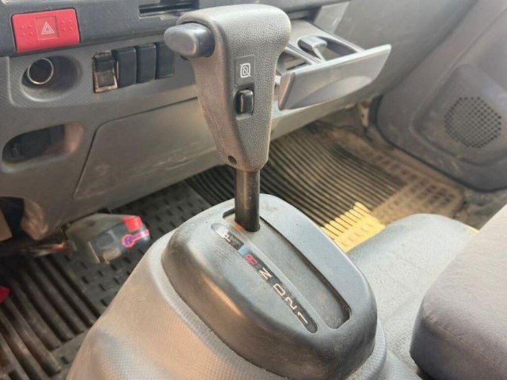 2015-isuzu-npr-image-11