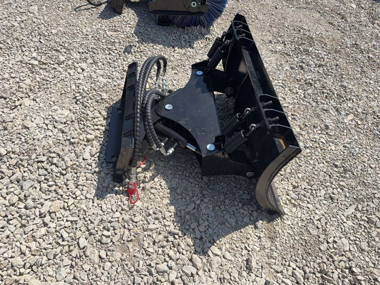 39”-hydraulic-mini-skid-steer-snow-plow-image-4