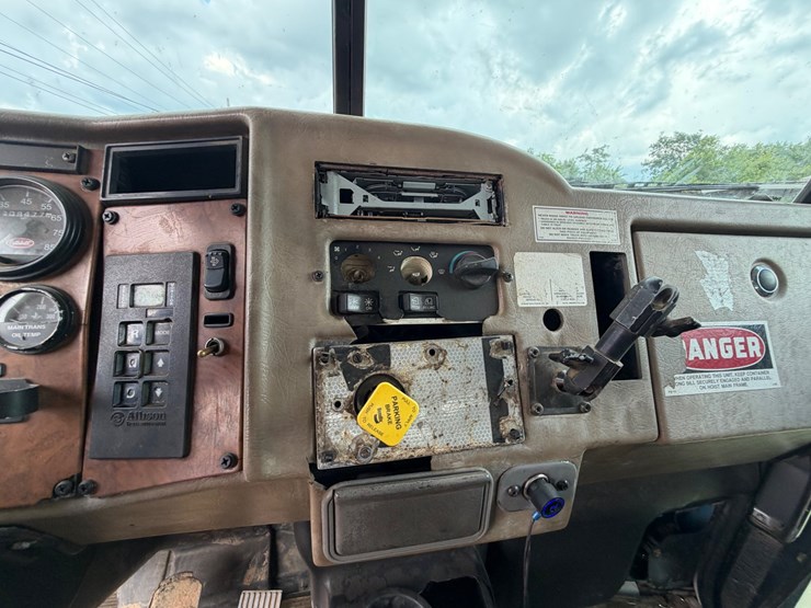 #89-•-2008-peterbilt-roll-off-tandem-axle-truck-image-19