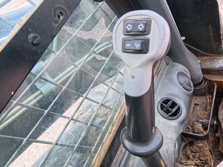 2017-new-holland-l230-image-41