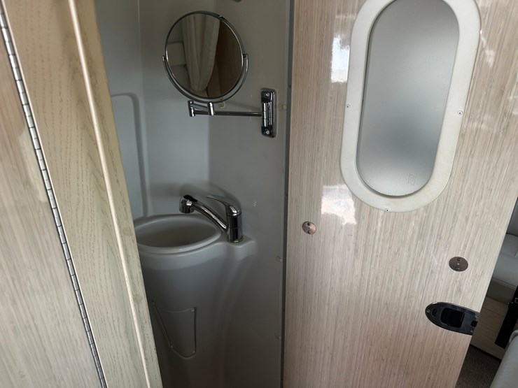 #2492-•-2014-mercedes-benz-airstream-motorhome-image-61