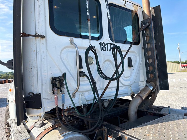 2018-freightliner-cascadia-125-image-21