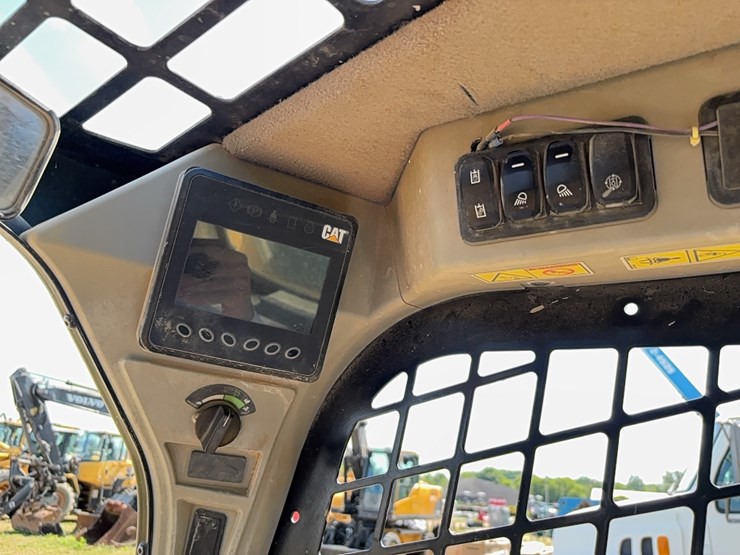 2021-caterpillar-299d3-image-19