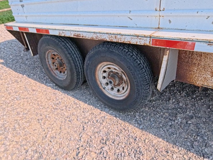 #1088-•-2000-donahue-livestock-trailer-image-32