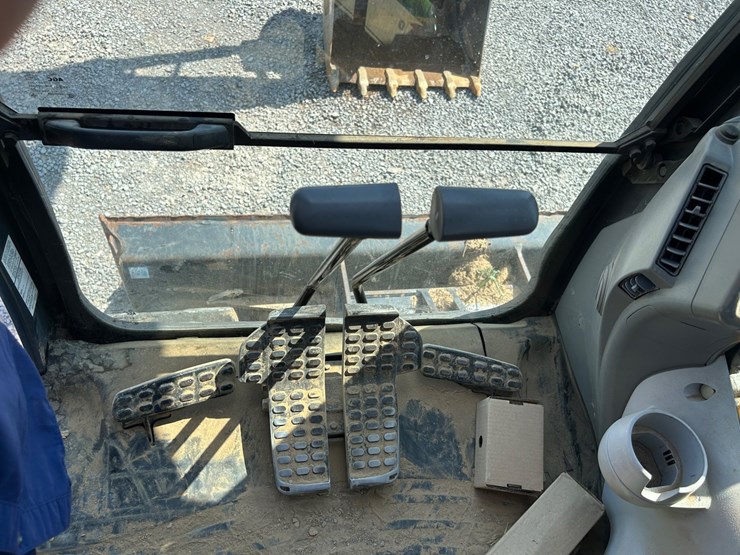 2022-deere-75g-image-32