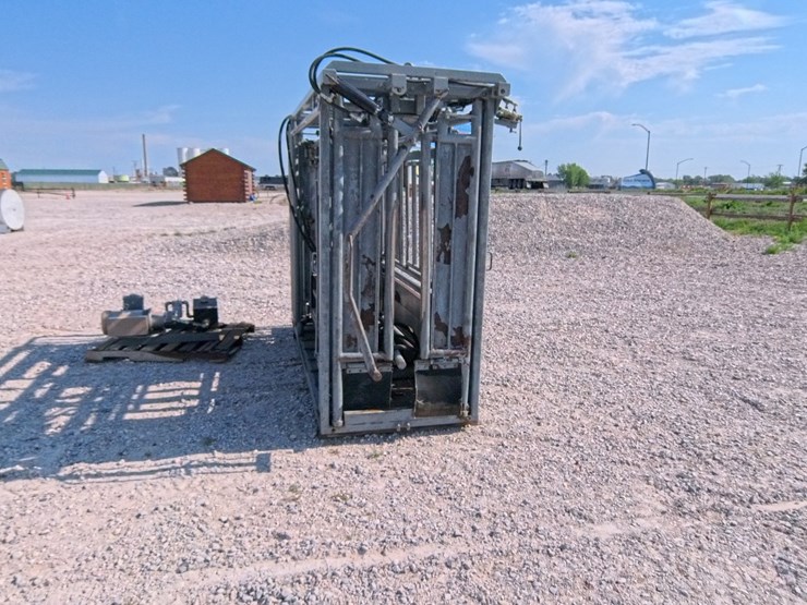 #1089-•-pearson-hydraulic-squeeze-chute-image-4