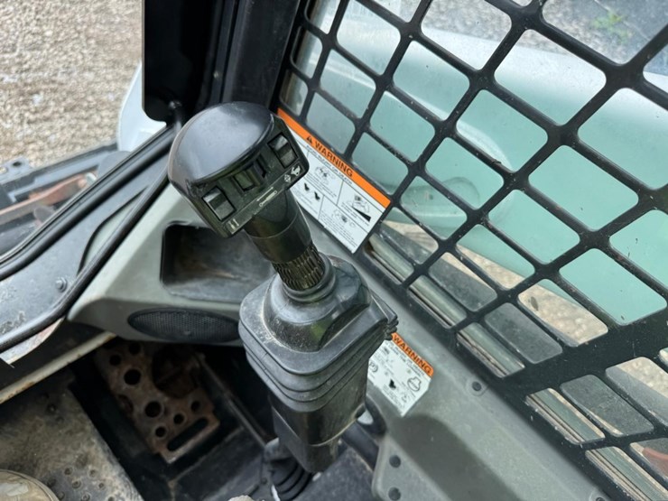 2015-bobcat-s570-image-21