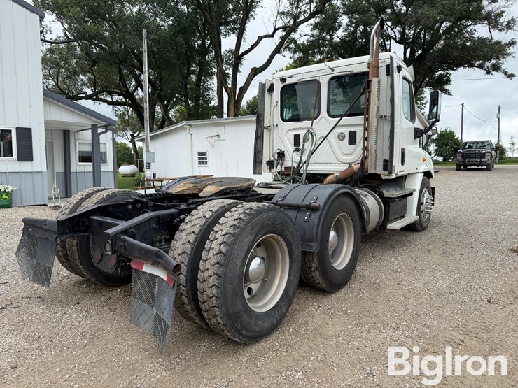 2012-freightliner-cascadia-113-image-5