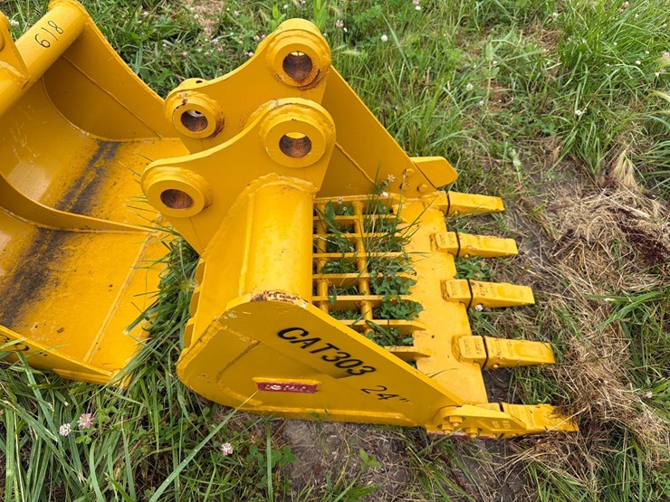 caterpillar-303-image-2