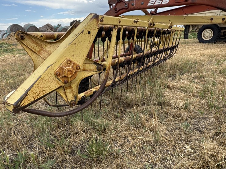 new-holland-258-image-10
